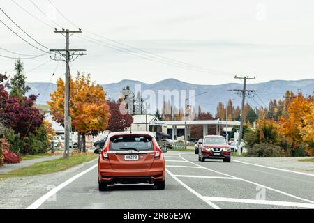 Omarama, nuova Zelanda - 21 aprile 2023: Automobili che viaggiano attraverso la piccola città di Omarama vicino all'estremità meridionale del bacino Mackenzie, nell'Isla meridionale Foto Stock