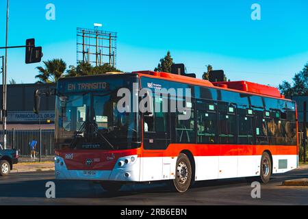 Santiago, Cile - 17 marzo 2023: Autobus Transantiago, o Red metropolitana de Movilidad, a Renca Foto Stock