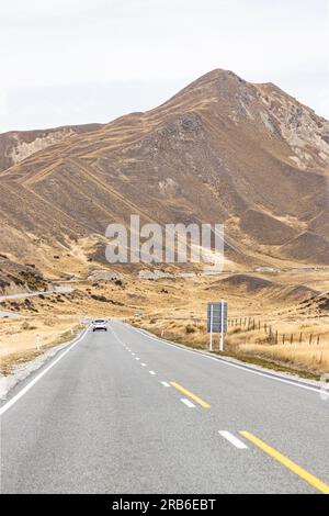 Strada statale 8 attraverso Lindis Pass, nuova Zelanda. Foto Stock