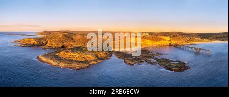 Vista aerea ravvicinata sul lungomare roccioso di arenaria del capo dell'oceano Pacifico presso la spiaggia Middle Camp sulla costa della baia di Catherine Hill in Australia. Foto Stock