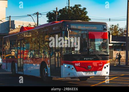 Santiago, Cile - 17 marzo 2023: Trasporto pubblico Transantiago, o Red metropolitana de Movilidad, autobus sulla linea C03c Foto Stock