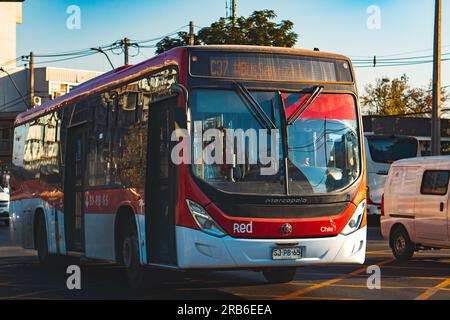 Santiago, Cile - 17 marzo 2023: Trasporto pubblico Transantiago, o Red metropolitana de Movilidad, autobus sulla linea C37 Foto Stock