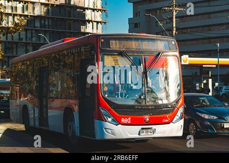 Santiago, Cile - 17 marzo 2023: Trasporto pubblico Transantiago, o Red metropolitana de Movilidad, autobus sulla linea C13 Foto Stock