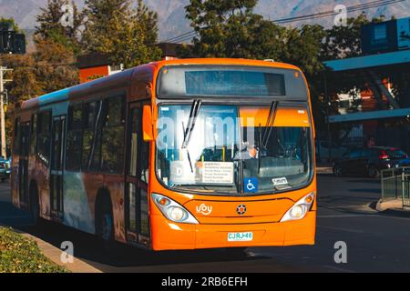 Santiago, Cile - 17 marzo 2023: Trasporto pubblico Transantiago, o Red metropolitana de Movilidad, autobus sulla linea D11 Foto Stock