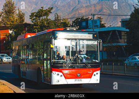 Santiago, Cile - 17 marzo 2023: Trasporto pubblico Transantiago, o Red metropolitana de Movilidad, autobus sulla linea C03 Foto Stock