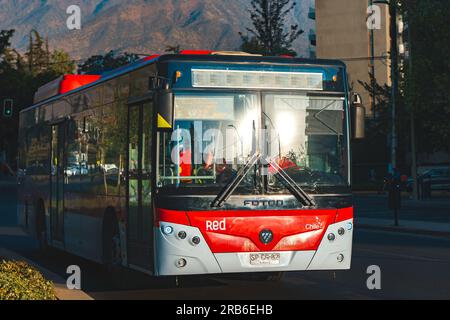 Santiago, Cile - 17 marzo 2023: Trasporto pubblico Transantiago, o Red metropolitana de Movilidad, autobus sulla linea C03 Foto Stock