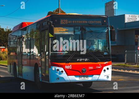 Santiago, Cile - 17 marzo 2023: Trasporto pubblico Transantiago, o Red metropolitana de Movilidad, autobus sulla linea B28 Foto Stock