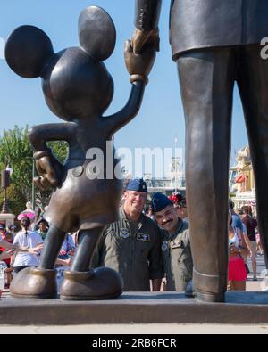 Orlando, Stati Uniti. 4 luglio 2023. STATI UNITI Air Force Major. Clark Hall, pilota del 91st Air Refueling Squadron, sinistra, e staff Sgt. Juan Ramirez Ceballos, 91st ARS boom operator, guarda la statua di Topolino e Walt Disney durante un sorvolo dei loro team a Disney World, 4 luglio 2023 a Orlando, Florida, 4 luglio, 2023. Il cavalcavia ha celebrato il giorno dell'indipendenza e il 100° anniversario della Walt Disney Company. Credito: SRA Joshua Hastings/U.S. Air Force/Alamy Live News Foto Stock