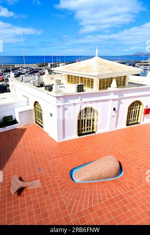 Lanzarote Isole Canarie Puerta del Carmen zona portuale principale con l'Hotel la Lonja e le sue balene in primo piano con cielo e mare blu Foto Stock