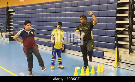 Formazione speciale per bambini presso la Qatar Foundation cercando di migliorare le loro abilità motorie indulgendo nel gioco del cricekt Foto Stock