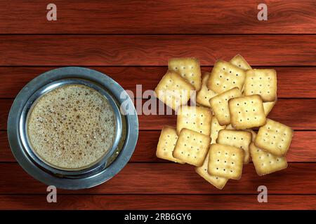 Tazza di caffè all'americana con biscotti su fondo di legno Foto Stock