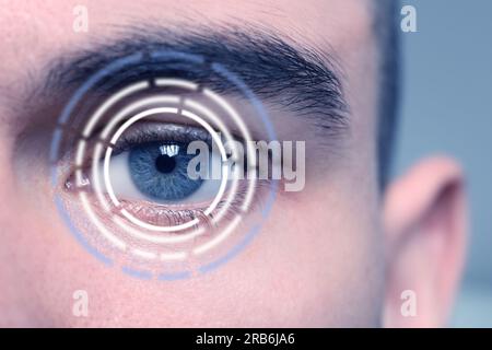 Test di visione. Reticolo laser focalizzato sull'occhio dell'uomo, primo piano Foto Stock