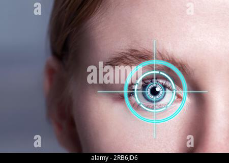 Test di visione. Reticolo laser focalizzato sull'occhio della donna, primo piano Foto Stock