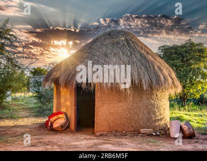 tradizionale capanna con tetto di paglia in un villaggio del botswana Foto Stock