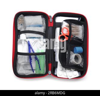 Kit di pronto soccorso aperto isolato su bianco, vista dall'alto Foto Stock