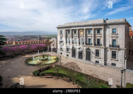 Vista aerea di Plaza Adolfo Suarez con l'edificio del Dipartimento di economia e Finanza - Avila, Spagna Foto Stock