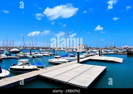 Lanzarote, Isole Canarie, Playa Blanca e Puerta Marina Rubicon, con barche, ormeggi di yacht, passerelle e soffice cielo e mare blu cumulus Foto Stock