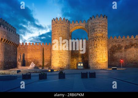 Puerta del Alcazar porta delle mura medievali di Avila di notte - Avila, Spagna Foto Stock