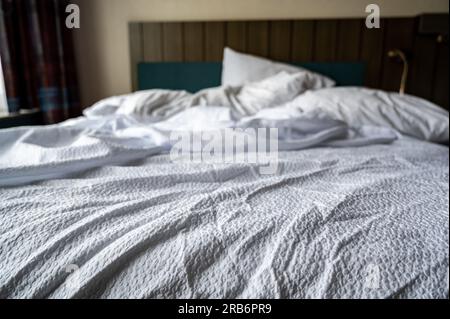 la mattina le lenzuola di un letto d'hotel erano schiacciate Foto Stock