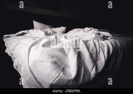 la mattina le lenzuola di un letto d'hotel erano schiacciate Foto Stock