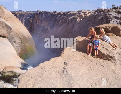 I turisti che guardano la gola sotto la cascata nel Parco Nazionale delle Augrabies Falls nella Provincia del Capo settentrionale in Sudafrica. Foto Stock