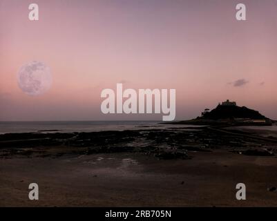 Una luna piena sul monte St Michaels vicino a Marazion in Cornovaglia, Regno Unito Foto Stock