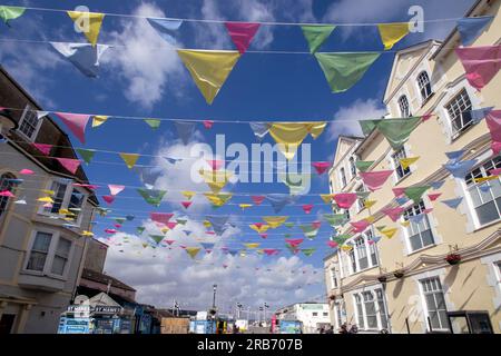 Borsoni colorati appesi a edifici a Falmouth, Cornovaglia, Regno Unito Foto Stock