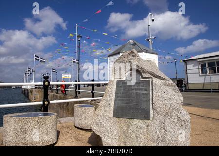 Il memoriale per gli uomini che hanno preso parte all'operazione Chariot durante la seconda guerra mondiale, sul Prince of Wales Pier a Falmouth, Cornovaglia, Regno Unito Foto Stock