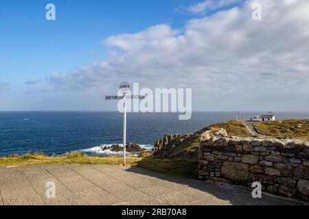 L'iconico cartello al Lands End in Cornovaglia, Regno Unito Foto Stock