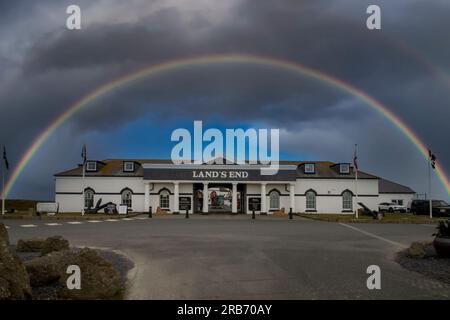 Un arcobaleno sull'ingresso del Lands End a Cornwall, Regno Unito Foto Stock