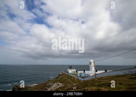 Faro di Pendeen sulla cima di una scogliera sulla costa della Cornovaglia, Regno Unito Foto Stock