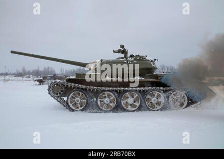 KRASNOYE SELO, RUSSIA - 19 FEBBRAIO 2023: Carro armato sovietico T-54 in movimento in una giornata invernale cupa. Frammento di uno spettacolo di carri armati nel pa storico militare Foto Stock