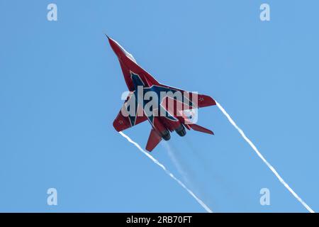 KRONSHTADT, RUSSIA - 27 GIUGNO 2023: L'aereo MIG-29 della squadra acrobatica Strizhi effettua un volo dimostrativo Foto Stock