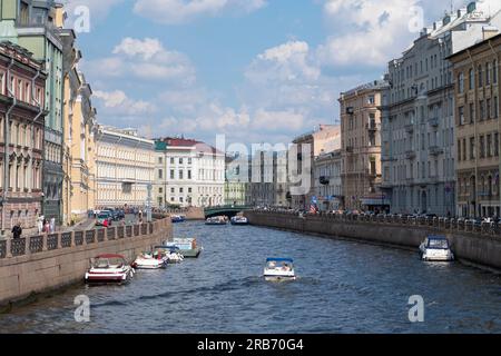 SAN PIETROBURGO, RUSSIA - 27 GIUGNO 2023: Giorno di giugno sul fiume Moika Foto Stock