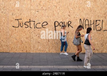 Un'etichetta "giustizia per il nahel" nel centro di Marsiglia, in Francia. 7 luglio 2023. Foto di Laurent Coust/ABACAPRESSS.COM. Credito: Abaca Press/Alamy Live News Foto Stock