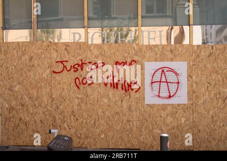 Un cartello "giustizia per le vetrine" nel centro di Marsiglia, in Francia. 7 luglio 2023. Foto di Laurent Coust/ABACAPRESSS.COM. Credito: Abaca Press/Alamy Live News Foto Stock