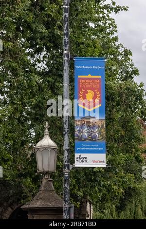 YORK, Regno Unito - 3 LUGLIO 2023: Insegna presso lo York Museum Gardens per l'Eboracum Roman Festival Foto Stock