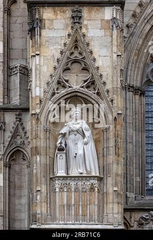 YORK, Regno Unito - 3 LUGLIO 2023: Statua della regina Elisabetta II (di Richard Bossons) sulla cattedrale di York, inaugurata nel 1922 Foto Stock