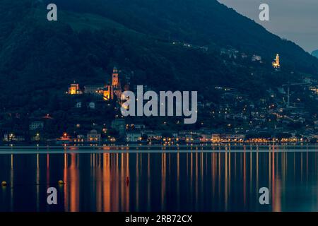 Vista di Morcote, Svizzera, al crepuscolo Foto Stock