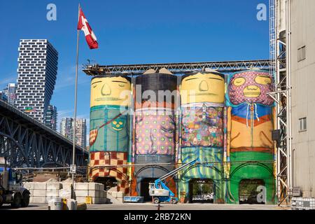 Giganti dipinta da OSGEMEOS su silos a Ocean calcestruzzo su Granville Island, Vancouver, British Columbia, Canada Foto Stock