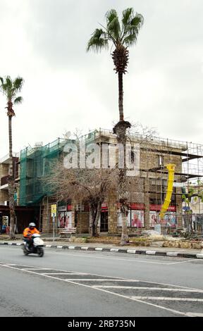 CIPRO, PAPHOS-18 MARZO: Paphos è una città costiera nel sud-ovest di Cipro, situata sulla costa mediterranea. Una vista della costruzione di un buil a più piani Foto Stock