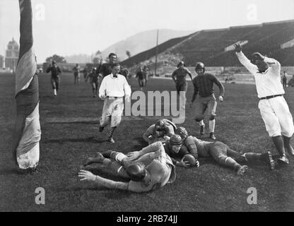 Hollywood, California: 1926 Lloyd Hughes segna un touchdown nel film muto "Forever After". Foto Stock