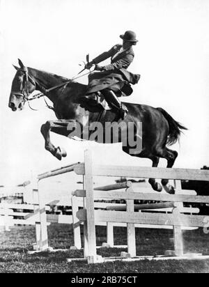 Cardiff, Galles: 18 settembre 1923. Una donna che prende la sella alta a cavallo allo spettacolo ippico di Sophie Park. Foto Stock