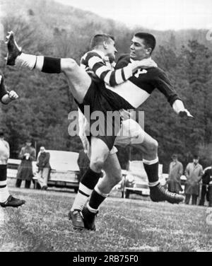 Farmington, Connecticutt: 1961 due giocatori di Dartmouth e Yale si scontrano nella loro partita annuale di rugby al Farmington Polo Grounds. Foto Stock