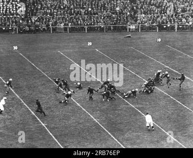 New Haven, Connecticut: 11 novembre 1930 Harvard blocca il calcio di Albie Booth di Yale nell'annuale partita di football Harvard-Yale. Gli Harvard Crimson vinsero la partita, 13 a 0. Foto Stock