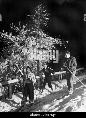 Washington D.C.: Il 17 febbraio 1937 gli abitanti della città del Campidoglio provano i loro sci a Rock Creek Park dopo la neve più pesante dell'anno. Foto Stock