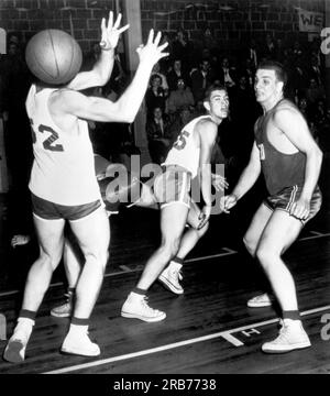 Jackson, Tennessee: 1952 Un giocatore di basket delle scuole superiori perde un passaggio e ha la palla per una testa. Foto Stock