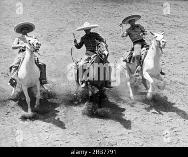 Messico, 1951 Charros gareggiano nella breve sosta dove i loro monti arrivano a un galoppo e poi vincono i loro cavalli simultaneamente. Foto Stock