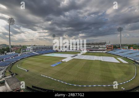 Leeds, Regno Unito. 8 luglio 2023. Le copertine sono aperte dopo una breve discesa, sono previste più piogge e temporali di tuoni questa mattina e per tutta la giornata durante il terzo test Series di LV= Insurance Ashes Day 3 Inghilterra contro Australia presso Headingley Stadium, Leeds, Regno Unito, 8 luglio 2023 (foto di Mark Cosgrove/News Images) a Leeds, Regno Unito il 7/8/2023. (Foto di Mark Cosgrove/News Images/Sipa USA) credito: SIPA USA/Alamy Live News Foto Stock