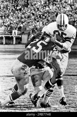 San Francisco, California: 10 dicembre 1961, il ricevitore dei Green Bay Packer Max McGee (#85) poco prima di segnare un touchdown e scontrarsi con il palo della rete al Kezar Stadium di San Francisco. Fu messo fuori gioco per tre minuti, fu portato via dal campo e non riprese la partita. Foto Stock